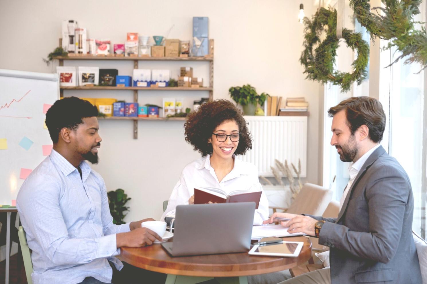 Sesión práctica de venture building con equipos trabajando en estrategias financieras